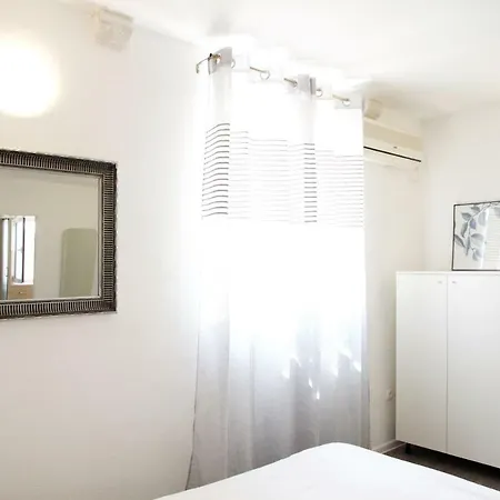Q House * Τρογκίρ