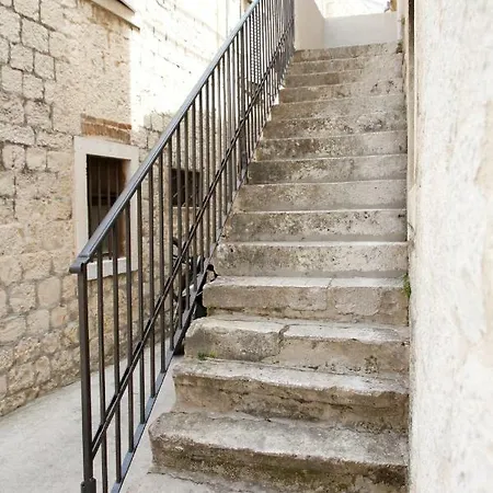 Πανσιόν Q House Τρογκίρ