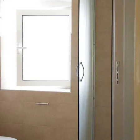 Πανσιόν Q House *