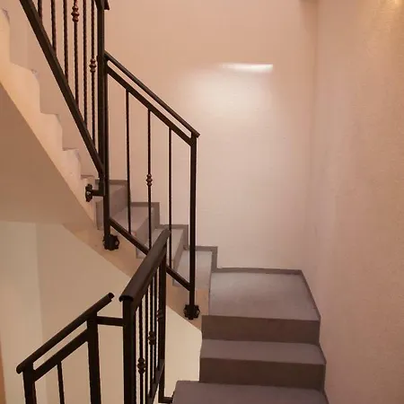 Q House Τρογκίρ